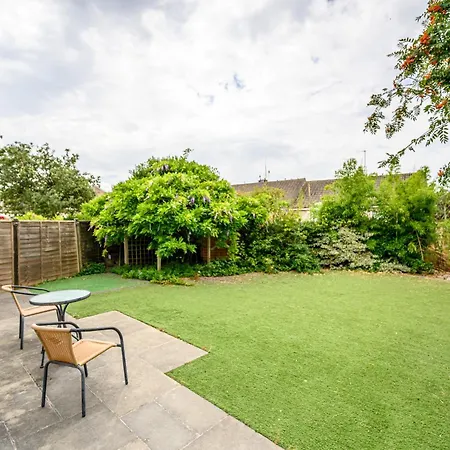 Howard Road - Sleeps 7 - 5 Bedrooms - Free Parking - Lovely Garden