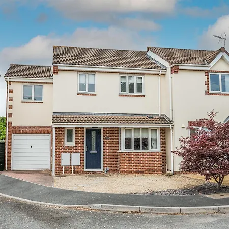 Howard Road - Sleeps 7 - 5 Bedrooms - Free Parking - Lovely Garden * Bristol