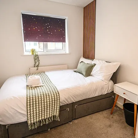 Howard Road - Sleeps 7 - 5 Bedrooms - Free Parking - Lovely Garden Ferienhaus