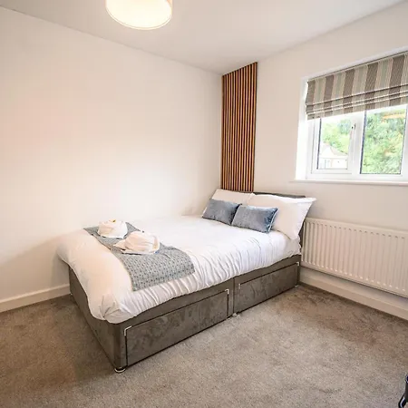 Howard Road - Sleeps 7 - 5 Bedrooms - Free Parking - Lovely Garden *