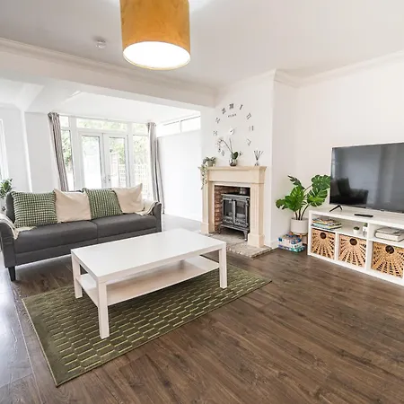 Howard Road - Sleeps 7 - 5 Bedrooms - Free Parking - Lovely Garden Ferienhaus