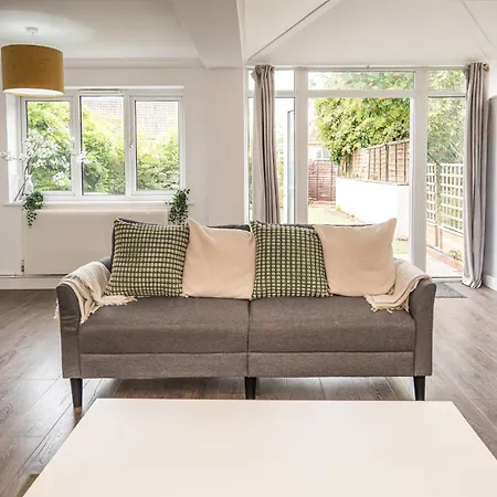 Howard Road - Sleeps 7 - 5 Bedrooms - Free Parking - Lovely Garden * Bristol