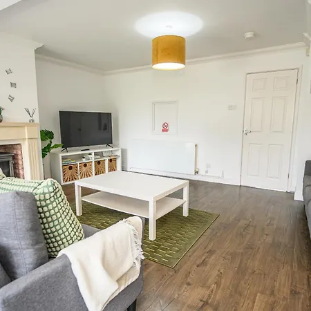 Howard Road - Sleeps 7 - 5 Bedrooms - Free Parking - Lovely Garden Ferienhaus