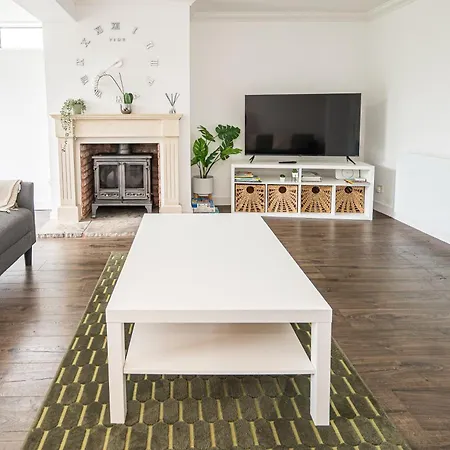 Howard Road - Sleeps 7 - 5 Bedrooms - Free Parking - Lovely Garden *