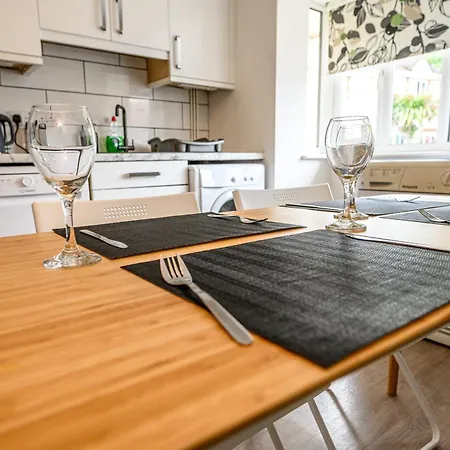 Howard Road - Sleeps 7 - 5 Bedrooms - Free Parking - Lovely Garden