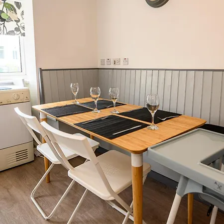 Ferienhaus Howard Road - Sleeps 7 - 5 Bedrooms - Free Parking - Lovely Garden *