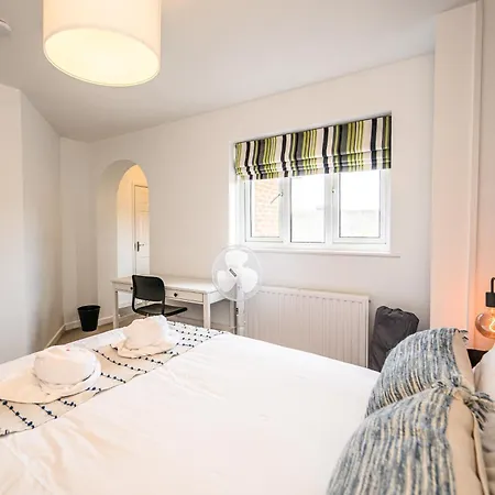 Howard Road - Sleeps 7 - 5 Bedrooms - Free Parking - Lovely Garden Bristol