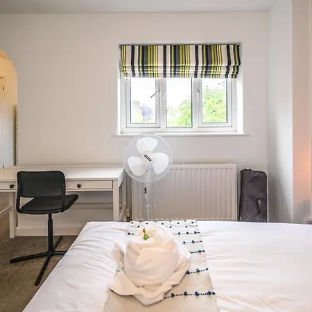 Дом отдыха Howard Road - Sleeps 7 - 5 Bedrooms - Free Parking - Lovely Garden