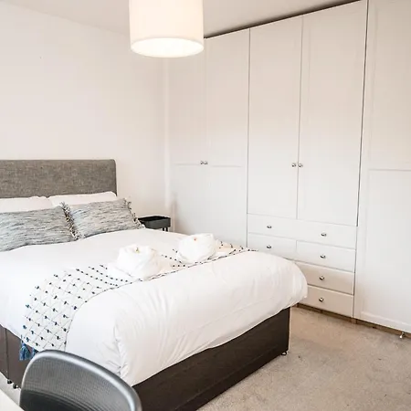 Howard Road - Sleeps 7 - 5 Bedrooms - Free Parking - Lovely Garden Дом отдыха Бристоль