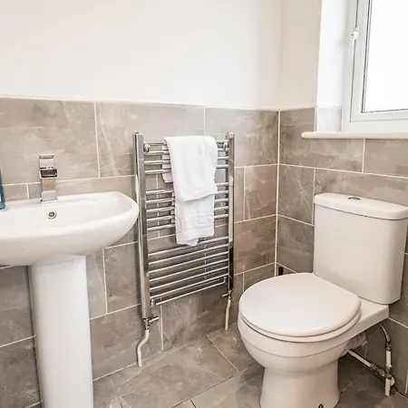 Дом отдыха Howard Road - Sleeps 7 - 5 Bedrooms - Free Parking - Lovely Garden *