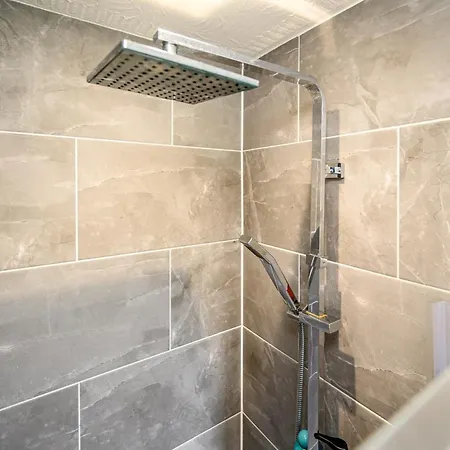 Howard Road - Sleeps 7 - 5 Bedrooms - Free Parking - Lovely Garden Ferienhaus *