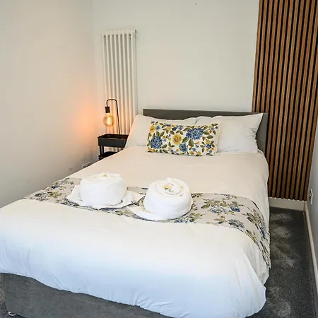 Howard Road - Sleeps 7 - 5 Bedrooms - Free Parking - Lovely Garden Ferienhaus *