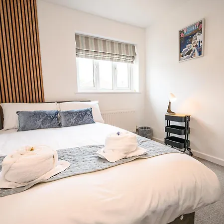 Howard Road - Sleeps 7 - 5 Bedrooms - Free Parking - Lovely Garden Bristol