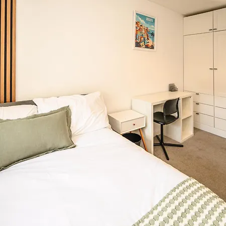Howard Road - Sleeps 7 - 5 Bedrooms - Free Parking - Lovely Garden