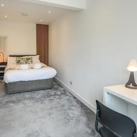 Howard Road - Sleeps 7 - 5 Bedrooms - Free Parking - Lovely Garden Бристоль