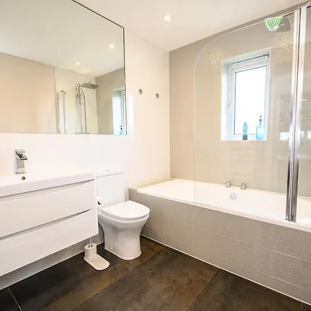Ferienhaus Howard Road - Sleeps 7 - 5 Bedrooms - Free Parking - Lovely Garden *
