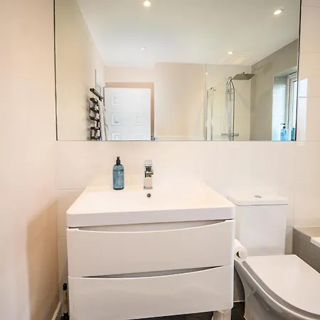 Howard Road - Sleeps 7 - 5 Bedrooms - Free Parking - Lovely Garden Дом отдыха *