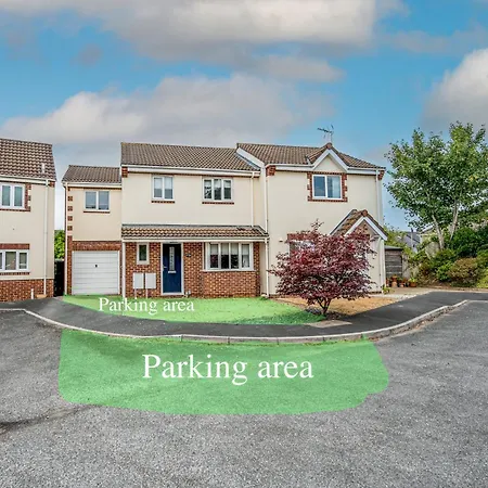Howard Road - Sleeps 7 - 5 Bedrooms - Free Parking - Lovely Garden Ferienhaus