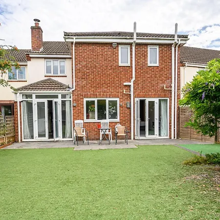 Howard Road - Sleeps 7 - 5 Bedrooms - Free Parking - Lovely Garden Ferienhaus