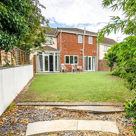 Howard Road - Sleeps 7 - 5 Bedrooms - Free Parking - Lovely Garden Ferienhaus